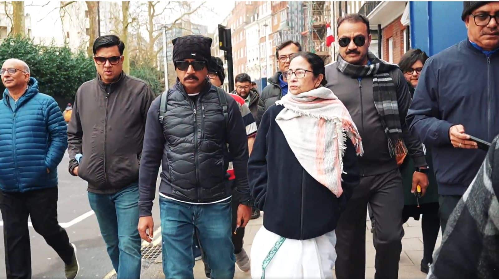 ममता बनर्जी के साथ साये की तरह रहने वाले पुलिस वालों को हटाया, क्या है इनसाइड स्टोरी? ममता बनर्जी के साथ साये की तरह रहने वाले पुलिस वालों को हटाया, क्या है इनसाइड स्टोरी?