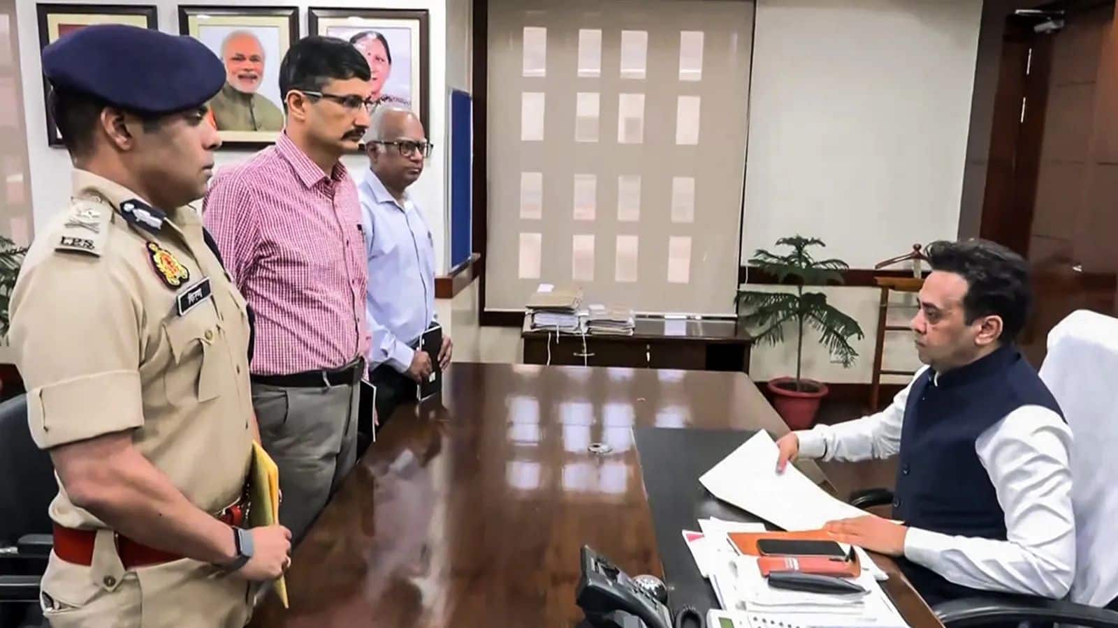 Ram Mandir Daan Chori Case: एसआईटी ने सरकार को सौंपी राम मंदिर में कथित चंदा चोरी की रिपोर्ट, जानें- बड़ी बातें Ram Mandir Daan Chori Case: एसआईटी ने सरकार को सौंपी राम मंदिर में कथित चंदा चोरी की रिपोर्ट, जानें- बड़ी बातें