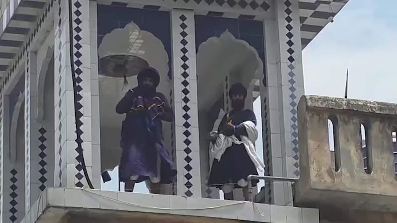 Gurudwara Clash Nihang Sikh: रुद्रप्रयाग के गुरुद्वारे में भारी बवाल! मैनेजमेंट को बंधक बनाकर छत पर चढ़े निहंग सिख, लहरा रहे हथियार Gurudwara Clash Nihang Sikh: रुद्रप्रयाग के गुरुद्वारे में भारी बवाल! मैनेजमेंट को बंधक बनाकर छत पर चढ़े निहंग सिख, लहरा रहे हथियार