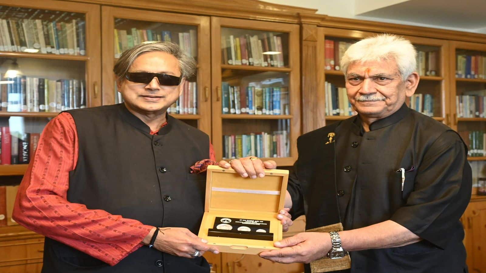 Congress vs Tharoor: शशि थरूर के कश्मीर दौरे पर विवाद, कांग्रेस के भीतर आपसी झगड़े सबके सामने आए Congress vs Tharoor: शशि थरूर के कश्मीर दौरे पर विवाद, कांग्रेस के भीतर आपसी झगड़े सबके सामने आए