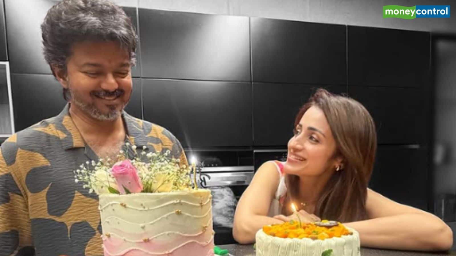 Trisha-Vijay: एक तस्वीर और खत्म हुईं सारी अफवाहें! तृषा ने सीएम विजय को दी जन्मदिन की बधाई Trisha-Vijay: एक तस्वीर और खत्म हुईं सारी अफवाहें! तृषा ने सीएम विजय को दी जन्मदिन की बधाई