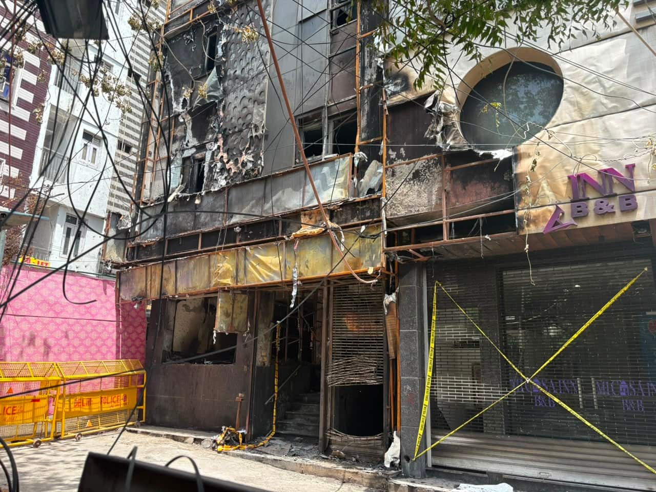 दिल्ली के मालवीय नगर के होटल में लगी आग में 22 लोगों की मौत हो गई थी।