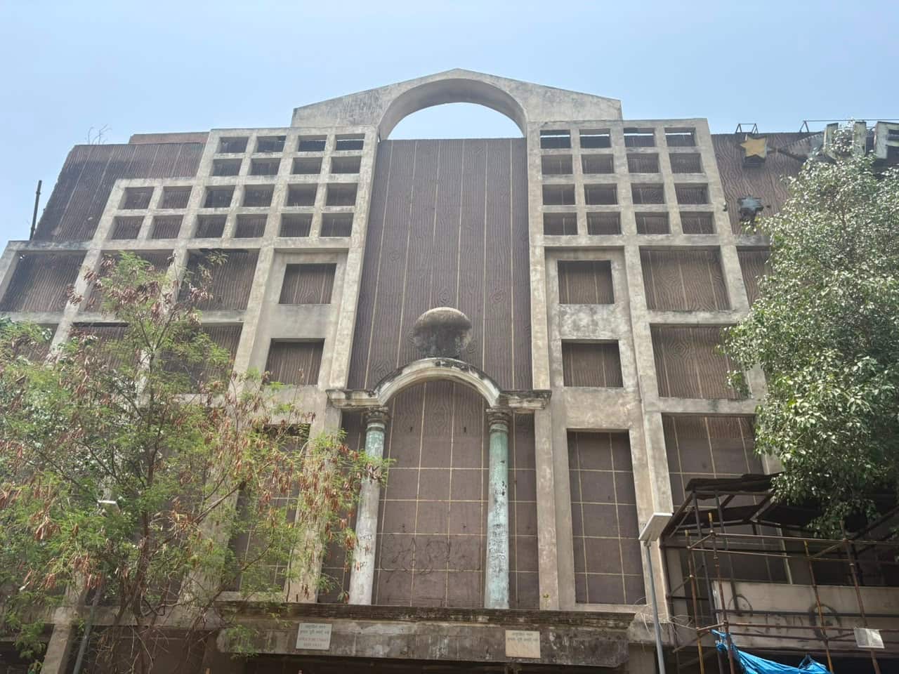 उपहार सिनेमा हॉल की बिल्डिंग 
