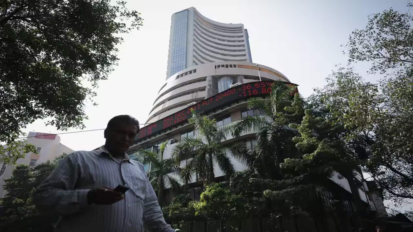 $5 ट्रिलियन का फिर हुआ भारतीय मार्केट, लेकिन ब्लूचिप्स की बजाय BSE को यहां से मिला अधिक सपोर्ट $5 ट्रिलियन का फिर हुआ भारतीय मार्केट, लेकिन ब्लूचिप्स की बजाय BSE को यहां से मिला अधिक सपोर्ट
