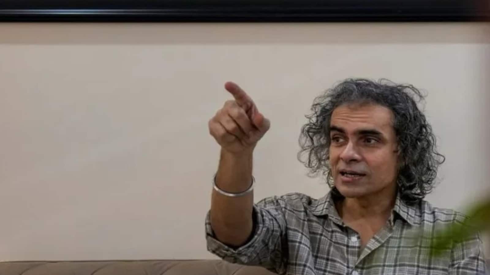 Imtiaz Ali: बुर्का पहनने और पर्दा करने को सही बताने वाली महिलाओं पर भड़के इम्तियाज अली, कहा- 'आप पीड़ित रही हैं...' Imtiaz Ali: बुर्का पहनने और पर्दा करने को सही बताने वाली महिलाओं पर भड़के इम्तियाज अली, कहा- 'आप पीड़ित रही हैं...'
