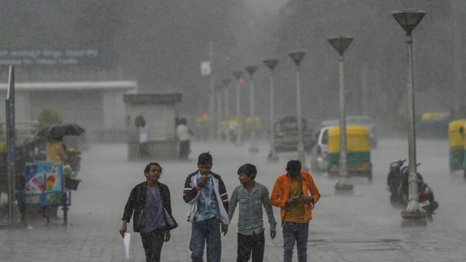 Monsson Update: केरल के बाद बंगाल में मानसून की एंट्री की डेट सामने आई, IMD ने इन इलाकों में अगले 7 दिनों तक हैवी बारिश का अलर्ट दिया Monsson Update: केरल के बाद बंगाल में मानसून की एंट्री की डेट सामने आई, IMD ने इन इलाकों में अगले 7 दिनों तक हैवी बारिश का अलर्ट दिया