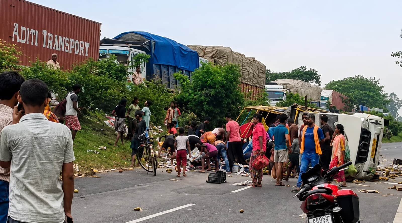 VIDEO: आम लदी गाड़ी पलटी, तड़पते रहे घायल पति-पत्नी...फल लूटने में जुटी रही भीड़ VIDEO: आम लदी गाड़ी पलटी, तड़पते रहे घायल पति-पत्नी...फल लूटने में जुटी रही भीड़