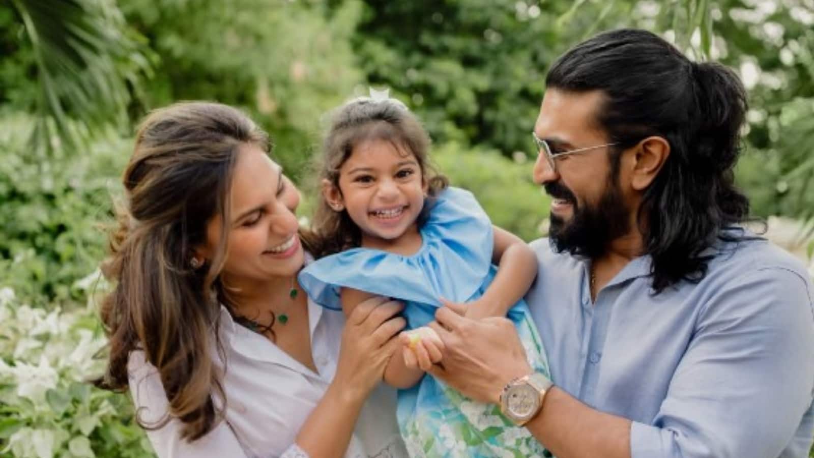 Ram Charan: राम चरण-उपासना ने बर्थडे पर बेटी क्लिनकारा का फेस किया रिवील, क्यूट पोस्ट की शेयर Ram Charan: राम चरण-उपासना ने बर्थडे पर बेटी क्लिनकारा का फेस किया रिवील, क्यूट पोस्ट की शेयर