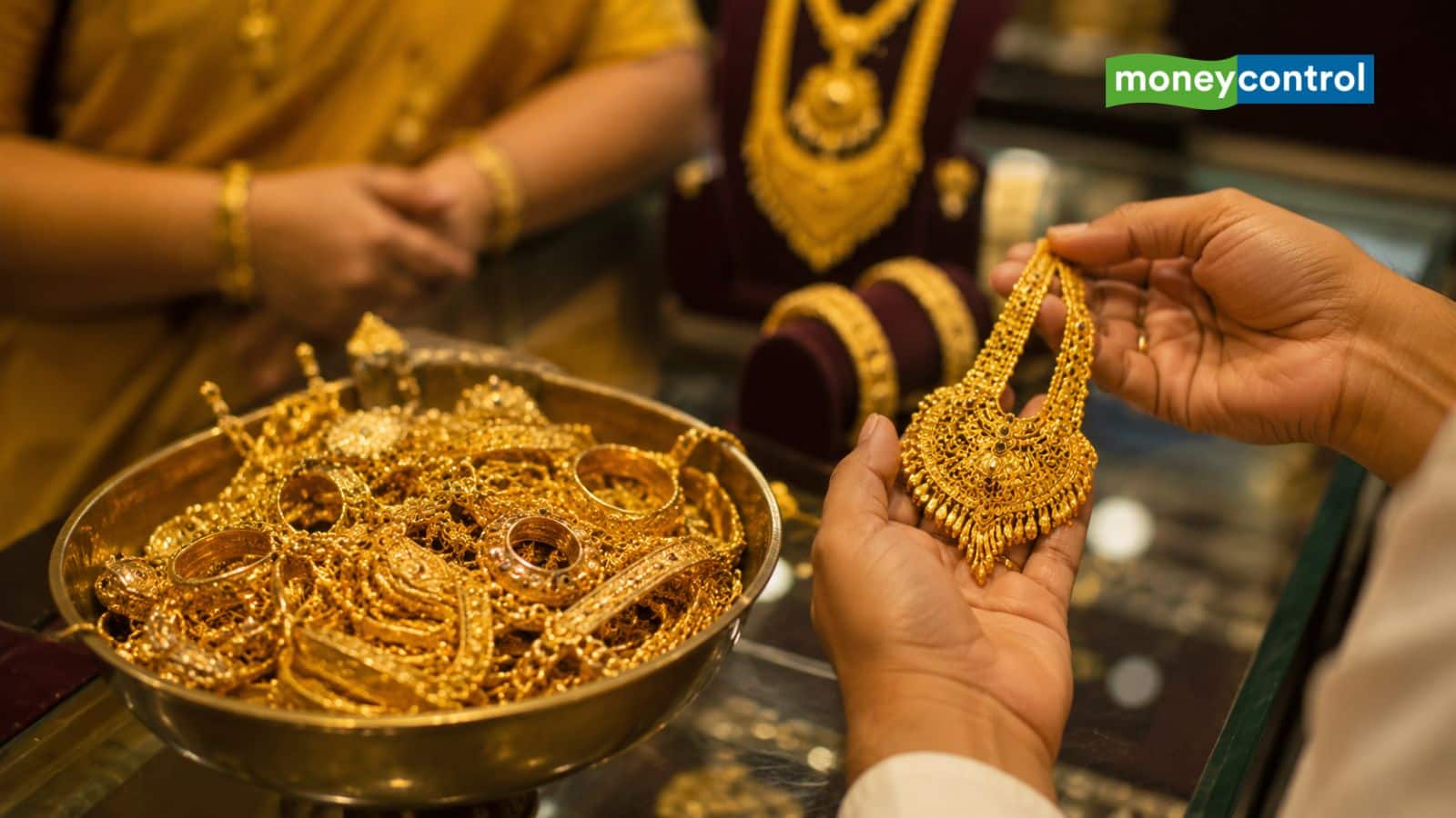 Gold Price: अपने रिकॉर्ड स्तर से 28% टूटा गोल्ड! खत्म हो गई तेजी या फिर लौट सकती है चमक? Gold Price: अपने रिकॉर्ड स्तर से 28% टूटा गोल्ड! खत्म हो गई तेजी या फिर लौट सकती है चमक?