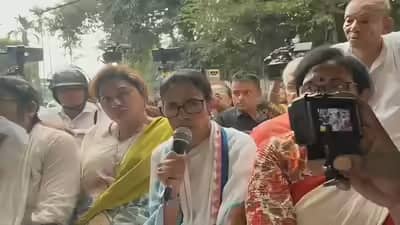 TMC Protest: सड़क पर उतरीं ममता बनर्जी, अभिषेक बनर्जी पर हमले के खिलाफ दिया धरना...दी ये चेतावनी TMC Protest: सड़क पर उतरीं ममता बनर्जी, अभिषेक बनर्जी पर हमले के खिलाफ दिया धरना...दी ये चेतावनी