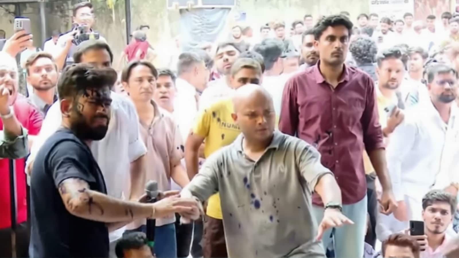 ‘नीला मेरा रंग है...’ जंतर-मंतर पर स्याही फेंके जाने के बाद अभिजीत दिपके का रिएक्शन वायरल ‘नीला मेरा रंग है...’ जंतर-मंतर पर स्याही फेंके जाने के बाद अभिजीत दिपके का रिएक्शन वायरल