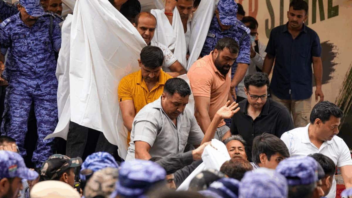 चारों तरफ पर्दे, सादे कपड़ों में पुलिस और आधी रात का एक्शन... सोनम वांगचुक की मिडनाइट शिफ्टिंग की पूरी इनसाइड स्टोरी चारों तरफ पर्दे, सादे कपड़ों में पुलिस और आधी रात का एक्शन... सोनम वांगचुक की मिडनाइट शिफ्टिंग की पूरी इनसाइड स्टोरी