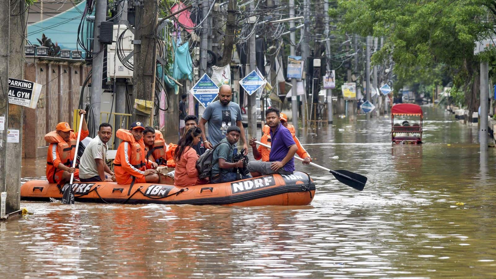 Assam flood situation: असम में बारिश और बाढ़ से त्राहिमाम! दिल्ली, पंजाब से लेकर कश्मीर तक जल प्रलय, 68 लोगों की मौत, देखें तस्वीरें Assam flood situation: असम में बारिश और बाढ़ से त्राहिमाम! दिल्ली, पंजाब से लेकर कश्मीर तक जल प्रलय, 68 लोगों की मौत, देखें तस्वीरें