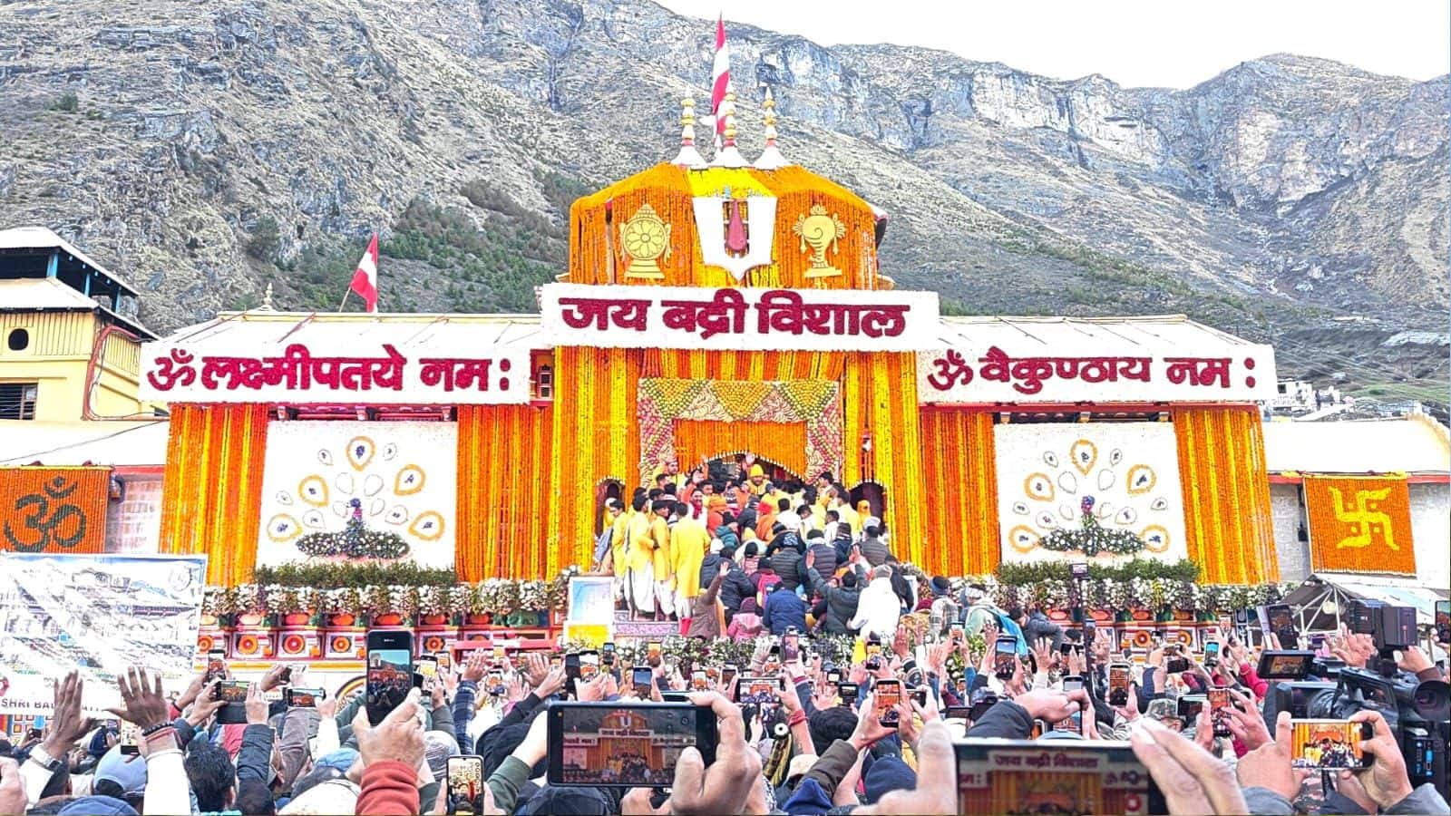 Badrinath temple donation case: बद्रीनाथ दान घोटाला मामले में पूर्व मंदिर अधिकारी राजेंद्र चौहान गिरफ्तार, CCTV फुटेज में जेब में कैश रखते दिखने का दावा Badrinath temple donation case: बद्रीनाथ दान घोटाला मामले में पूर्व मंदिर अधिकारी राजेंद्र चौहान गिरफ्तार, CCTV फुटेज में जेब में कैश रखते दिखने का दावा