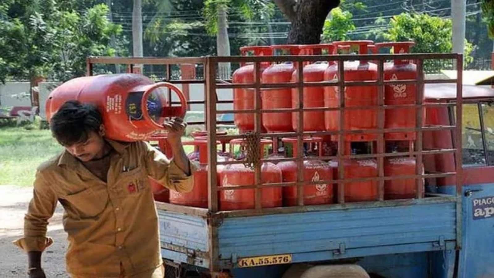 LPG Cylinder Price: क्या फिर महंगा होगा LPG सिलेंडर? जानें दिल्ली से पटना तक के ताजा रेट LPG Cylinder Price: क्या फिर महंगा होगा LPG सिलेंडर? जानें दिल्ली से पटना तक के ताजा रेट