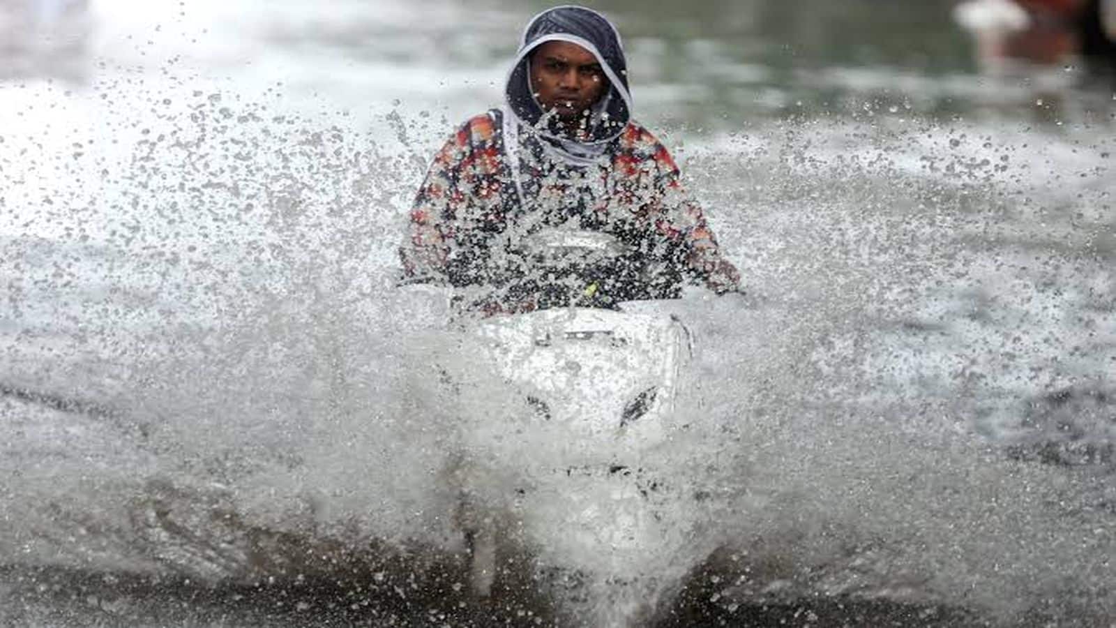 Rain Alert: 4 चक्रवाती सिस्टम एक्टिव! यूपी से लेकर बिहार और बंगाल तक आज भारी बारिश की चेतावनी! IMD ने इन 17 राज्यों में हैवी बारिश का अलर्ट दिया Rain Alert: 4 चक्रवाती सिस्टम एक्टिव! यूपी से लेकर बिहार और बंगाल तक आज भारी बारिश की चेतावनी! IMD ने इन 17 राज्यों में हैवी बारिश का अलर्ट दिया