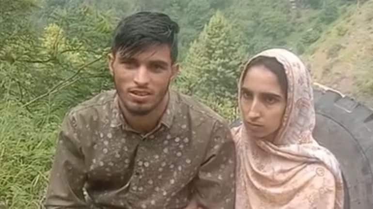 प्यार के लिए पार कर दी LoC, गर्लफ्रेंड के लिए PoK से भारत आ गया युवक...लव स्टोरी का चौंकाने वाला अंत प्यार के लिए पार कर दी LoC, गर्लफ्रेंड के लिए PoK से भारत आ गया युवक...लव स्टोरी का चौंकाने वाला अंत