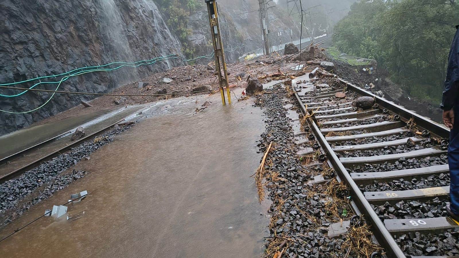 Mumbai-Pune traffic: भारी बारिश और भूस्खलन के बाद मुंबई-पुणे रूट पर बह गई पटरियां! 16 ट्रेनें रद्द, Mumbai-Pune expressway भी बंद Mumbai-Pune traffic: भारी बारिश और भूस्खलन के बाद मुंबई-पुणे रूट पर बह गई पटरियां! 16 ट्रेनें रद्द, Mumbai-Pune expressway भी बंद