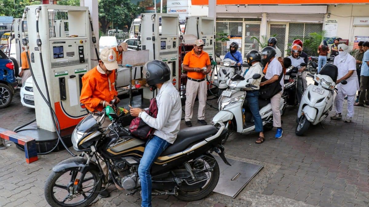 Petrol Diesel Price: क्या सस्ते होने वाले हैं पेट्रोल-डीजल? पेट्रोलियम मंत्री हरदीप सिंह पुरी का आया बड़ा बयान Petrol Diesel Price: क्या सस्ते होने वाले हैं पेट्रोल-डीजल? पेट्रोलियम मंत्री हरदीप सिंह पुरी का आया बड़ा बयान