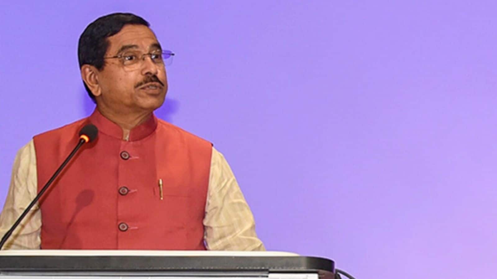 Dharmendra Pradhan: प्रह्लाद जोशी को शिक्षा मंत्रालय की कमान, धर्मेंद्र प्रधान का इस्तीफा मंजूर Dharmendra Pradhan: प्रह्लाद जोशी को शिक्षा मंत्रालय की कमान, धर्मेंद्र प्रधान का इस्तीफा मंजूर