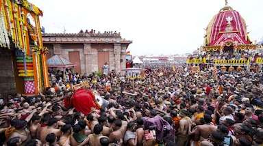 Puri Rath Yatra 2026 Stampede: भगवान जगन्नाथ की विश्व प्रसिद्ध रथ यात्रा के दौरान गुरुवार को एक बार फिर भगदड़ जैसे हालात बन गए। भारी भीड़ के कारण 120 से अधिक श्रद्धालुओं की तबीयत बिगड़ गई, जिन्हें सांस लेने में तकलीफ और दम घुटने की शिकायत के बाद अस्पताल पहुंचाया गया। इस हादसे में एक श्रद्धालु की दम घुटने से मौत भी हो गई।
