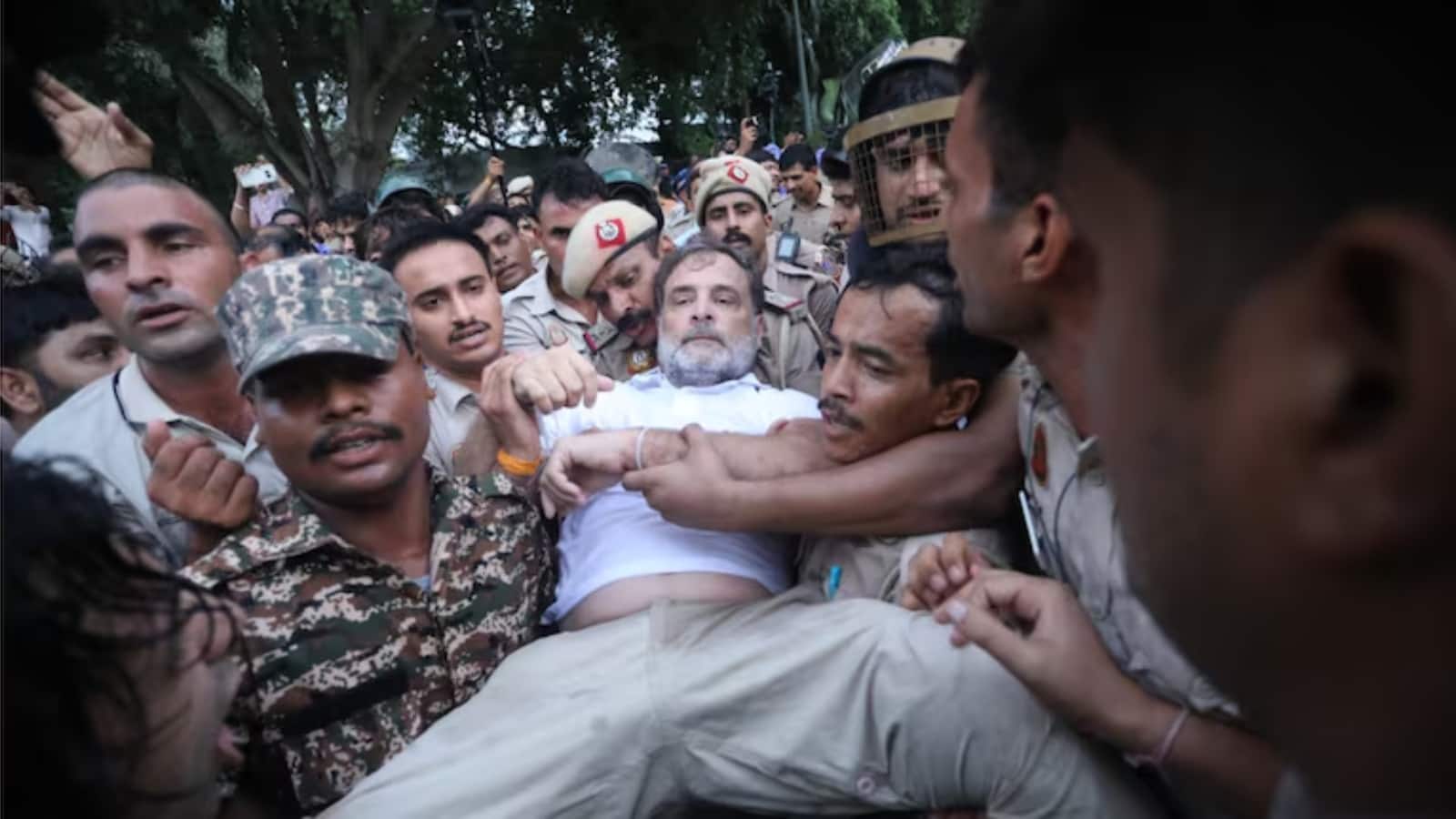 पुलिस हिरासत के समय राहुल गांधी की नाक से बहता दिखा खून, पीएम आवास के बाहर प्रदर्शन के दौरान हुए चोटिल पुलिस हिरासत के समय राहुल गांधी की नाक से बहता दिखा खून, पीएम आवास के बाहर प्रदर्शन के दौरान हुए चोटिल
