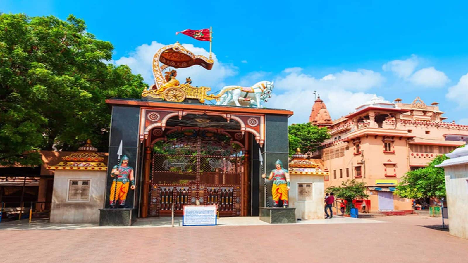 मथुरा श्रीकृष्ण जन्मभूमि में दानपात्र की गिनती अब इन खास 30 दुकानदारों की निगरानी मे! लिया गया बड़ा फैसला मथुरा श्रीकृष्ण जन्मभूमि में दानपात्र की गिनती अब इन खास 30 दुकानदारों की निगरानी मे! लिया गया बड़ा फैसला