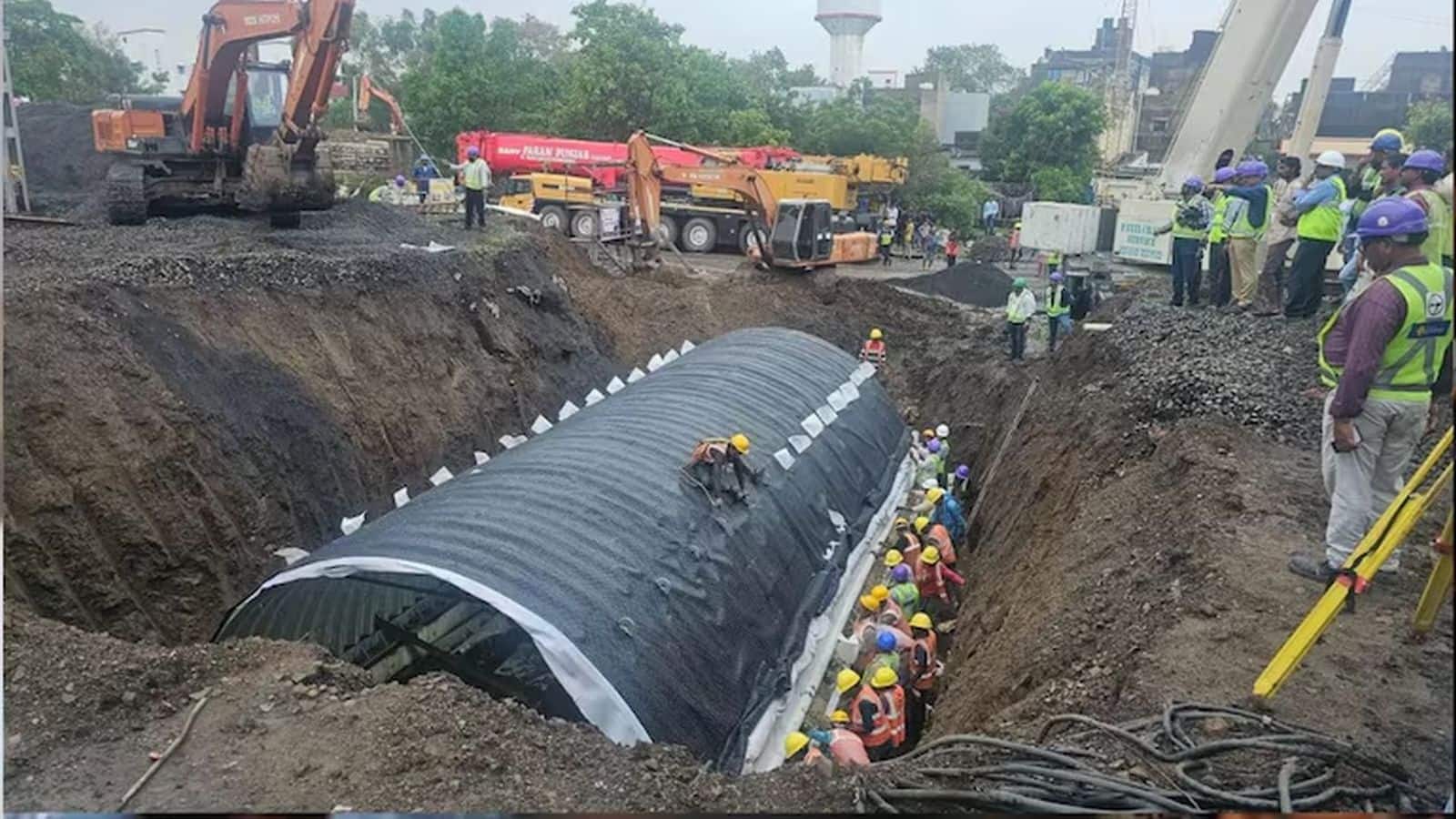 Udhna Station: सूरत के उधना स्टेशन पर बना देश का पहला स्टील सबवे! सिर्फ 8 घंटे में हुआ तैयार, रेलवे ने रचा इतिहास Udhna Station: सूरत के उधना स्टेशन पर बना देश का पहला स्टील सबवे! सिर्फ 8 घंटे में हुआ तैयार, रेलवे ने रचा इतिहास