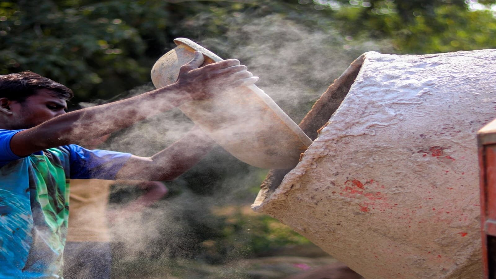 Cement Stocks: अभी और टूटेगा इस सीमेंट कंपनी का शेयर! आपके पास है? Cement Stocks: अभी और टूटेगा इस सीमेंट कंपनी का शेयर! आपके पास है?