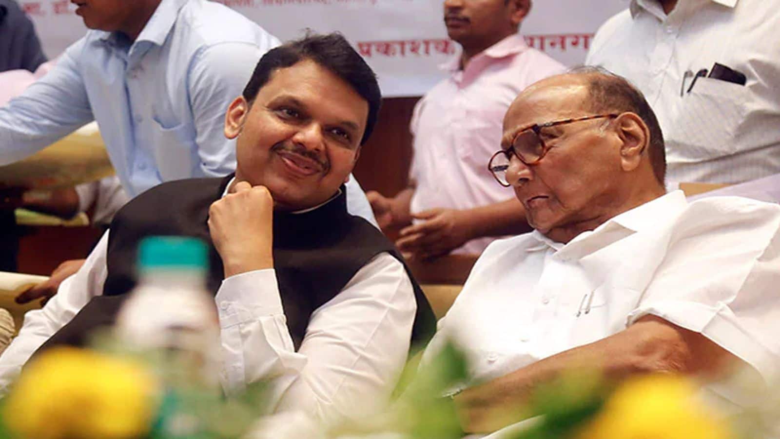 Maharashtra Politics: कांग्रेस का साथ छोड़ BJP से हाथ मिलाएंगे शरद पवार? फडणवीस संग देर रात हुई बैठकों से महाराष्ट्र की राजनीति में हलचल Maharashtra Politics: कांग्रेस का साथ छोड़ BJP से हाथ मिलाएंगे शरद पवार? फडणवीस संग देर रात हुई बैठकों से महाराष्ट्र की राजनीति में हलचल