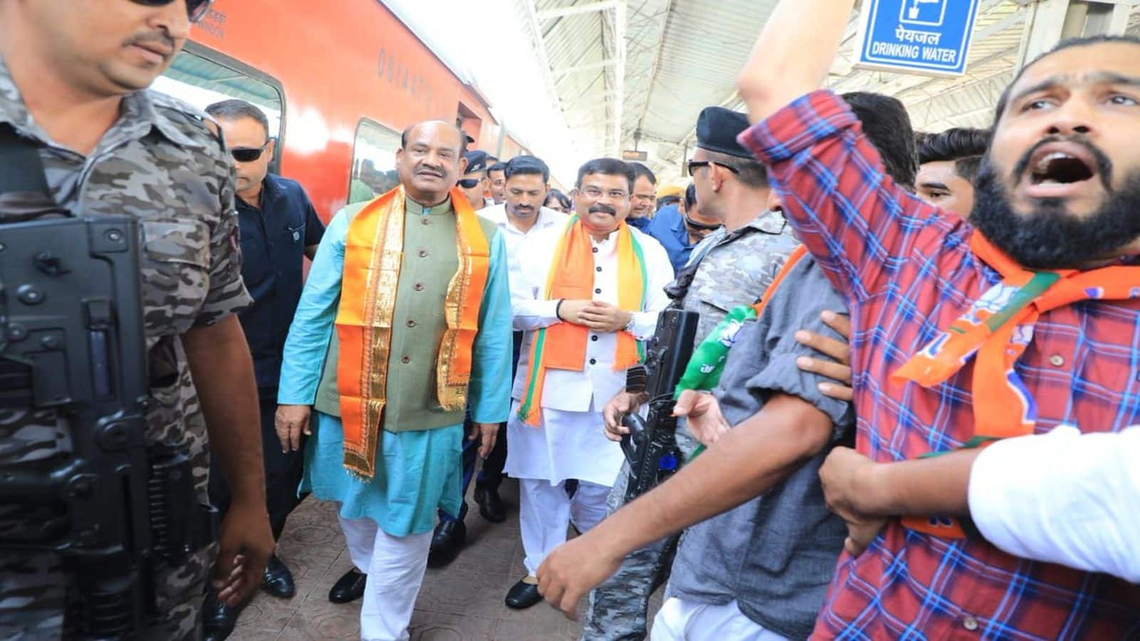 Dharmendra Pradhan: इस्तीफे की मांग के बीच लोकसभा स्पीकर से मिले धर्मेंद्र प्रधान, क्या हुई बात? Dharmendra Pradhan: इस्तीफे की मांग के बीच लोकसभा स्पीकर से मिले धर्मेंद्र प्रधान, क्या हुई बात?