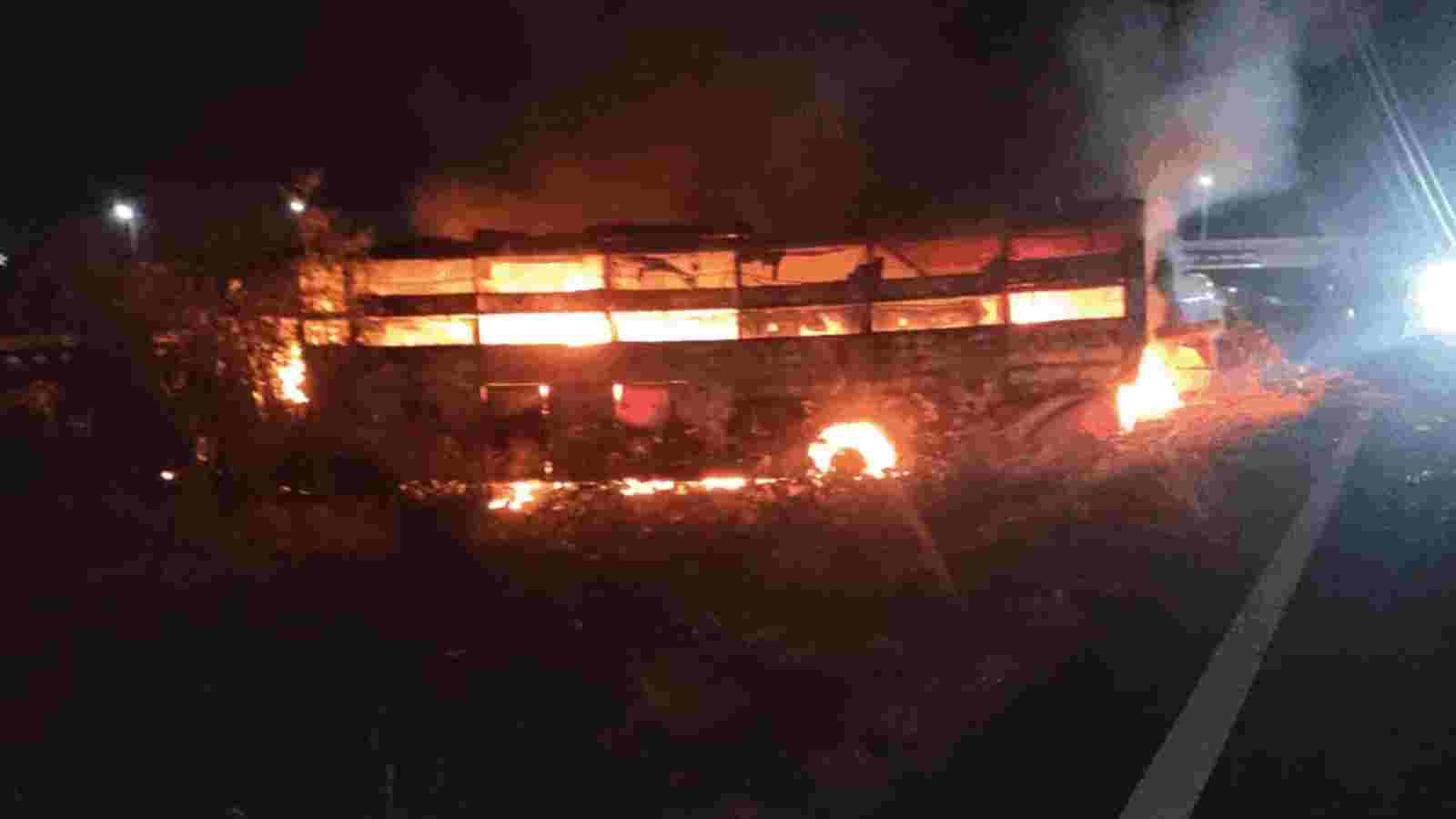 Delhi-Mumbai Expressway Accident: दिल्ली-मुंबई एक्सप्रेसवे पर भयानक हादसा, ट्रक से टक्कर के बाद धू-धू कर जली बस, 2 की मौत और 17 घायल Delhi-Mumbai Expressway Accident: दिल्ली-मुंबई एक्सप्रेसवे पर भयानक हादसा, ट्रक से टक्कर के बाद धू-धू कर जली बस, 2 की मौत और 17 घायल