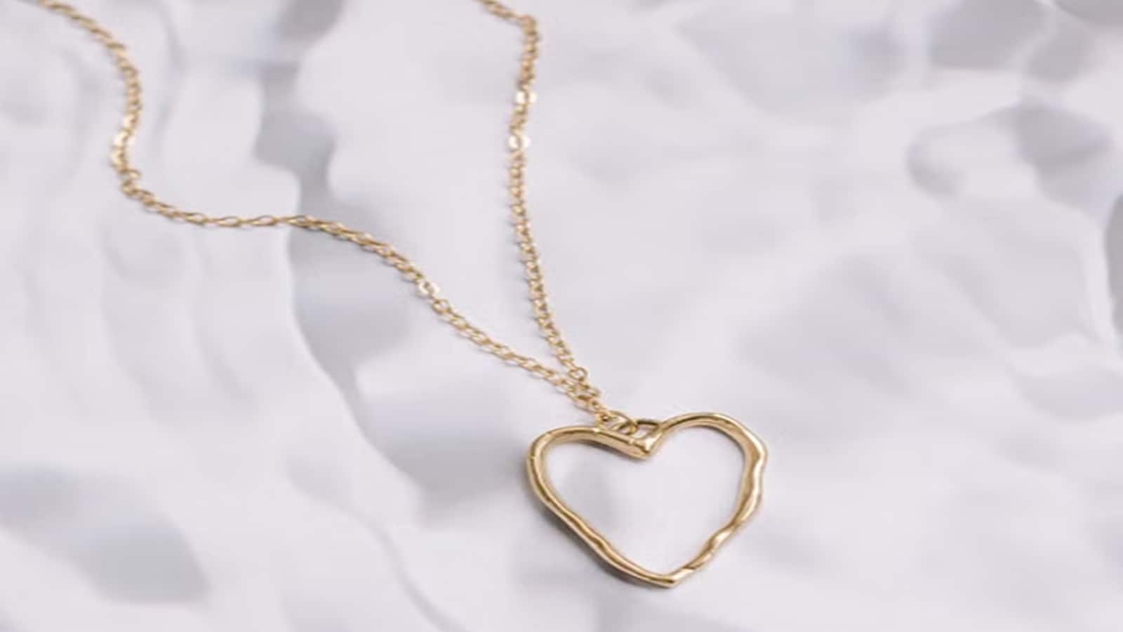 Gold Price Today: गोल्ड की चमक में हल्का इजाफा, चांदी सस्ती, चेक करें लेटेस्ट भाव Gold Price Today: गोल्ड की चमक में हल्का इजाफा, चांदी सस्ती, चेक करें लेटेस्ट भाव