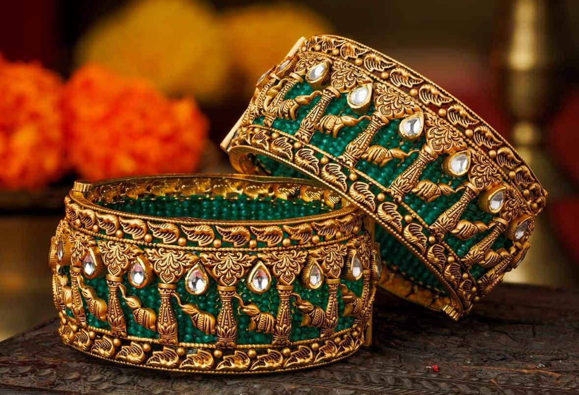 वर्किंग वुमन की पहली पसंद बने हरे कंगन, इस सावन आप भी करें ट्राई वर्किंग वुमन की पहली पसंद बने हरे कंगन, इस सावन आप भी करें ट्राई