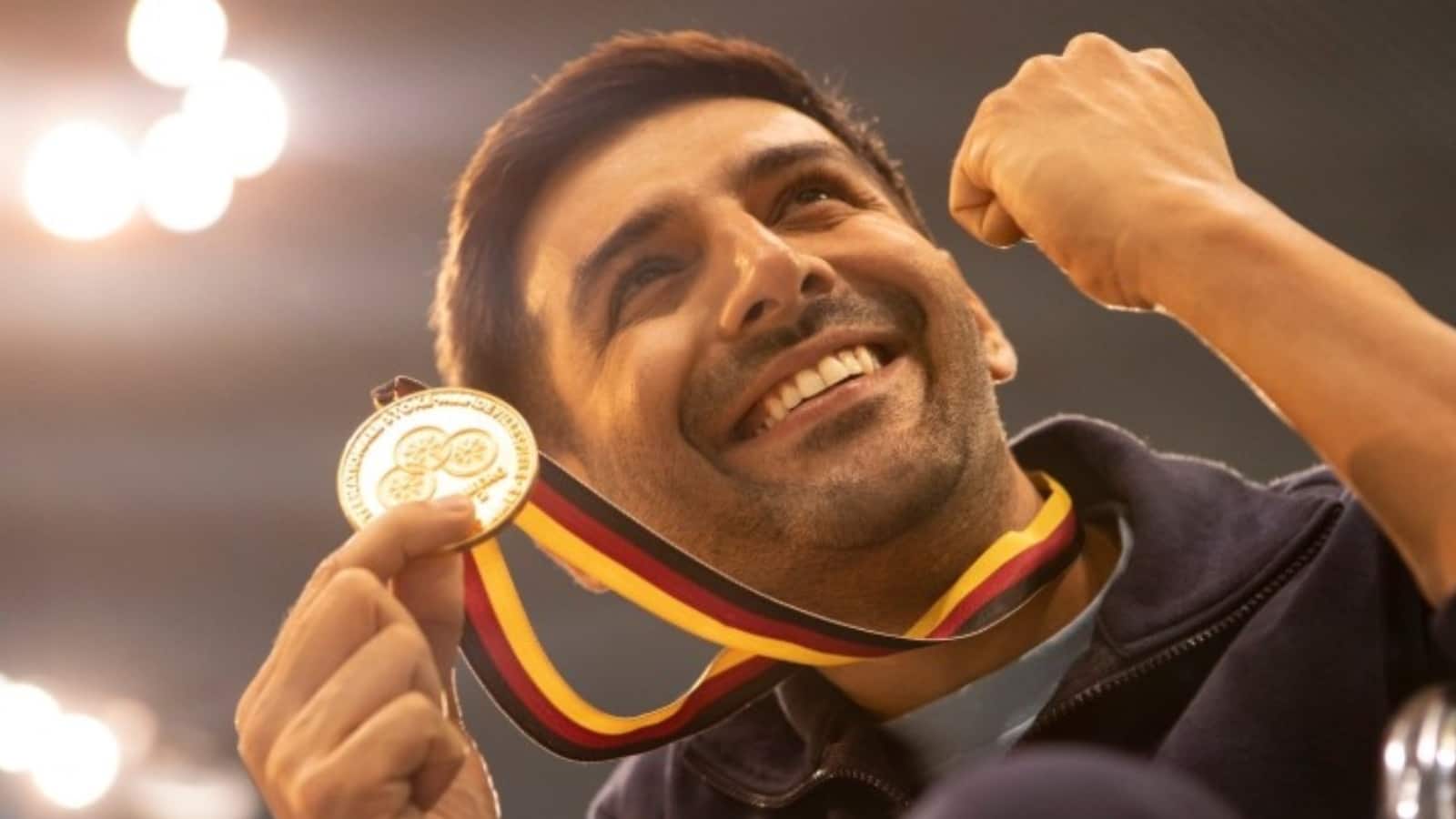 Kartik Aaryan: 'चंदू चैंपियन' के लिए कार्तिक आर्यन ने जीता पहला नेशनल अवॉर्ड, खुशी से उछले एक्टर ने परेंट्स को लगाया गले Kartik Aaryan: 'चंदू चैंपियन' के लिए कार्तिक आर्यन ने जीता पहला नेशनल अवॉर्ड, खुशी से उछले एक्टर ने परेंट्स को लगाया गले