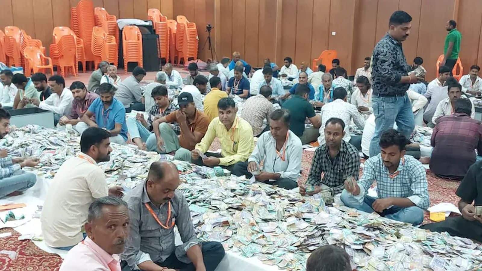Viral News: राजस्थान का यह मंदिर क्यों कहलाता है कारोबारियों का 'बिजनेस पार्टनर'? हर महीने चढ़ते हैं 30-40 करोड़ रुपये दान Viral News: राजस्थान का यह मंदिर क्यों कहलाता है कारोबारियों का 'बिजनेस पार्टनर'? हर महीने चढ़ते हैं 30-40 करोड़ रुपये दान