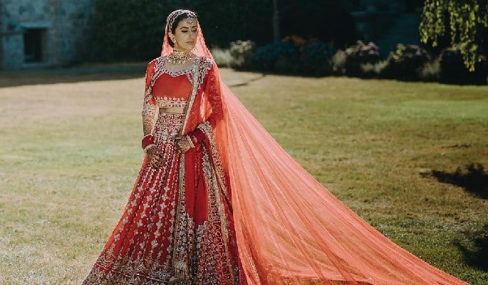 मानसून वेडिंग में इन 7 स्मार्ट एक्सेसरीज के बिना अधूरी है हर दुल्हन की तैयारी! मानसून वेडिंग में इन 7 स्मार्ट एक्सेसरीज के बिना अधूरी है हर दुल्हन की तैयारी!