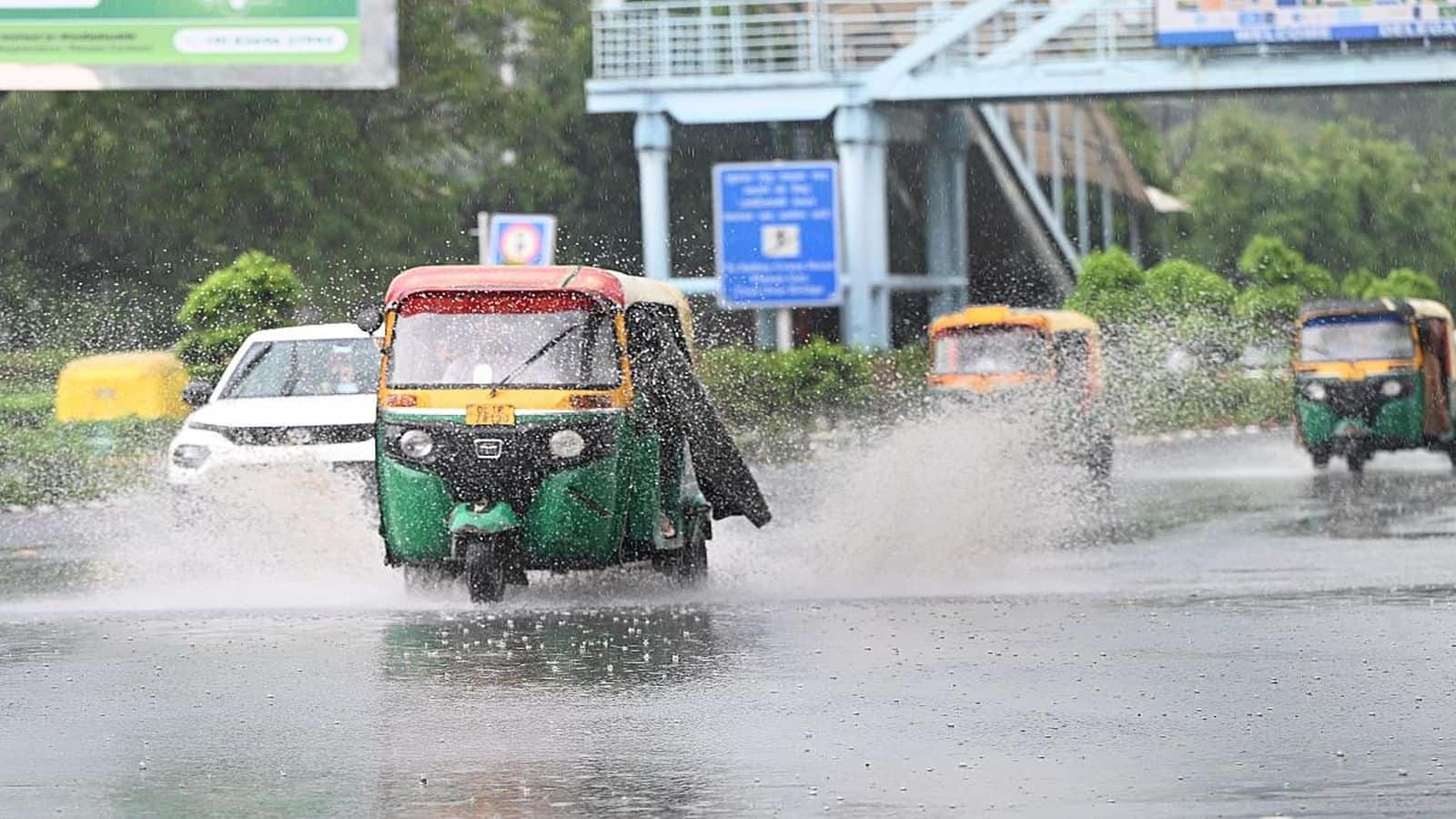 Delhi NCR weather: दिल्ली-एनसीआर में मानसून ने दी धमाकेदार दस्तक! झमाझम बारिश से भीषण गर्मी से मिली राहत, IMD ने जारी किया 'रेड अलर्ट' Delhi NCR weather: दिल्ली-एनसीआर में मानसून ने दी धमाकेदार दस्तक! झमाझम बारिश से भीषण गर्मी से मिली राहत, IMD ने जारी किया 'रेड अलर्ट'