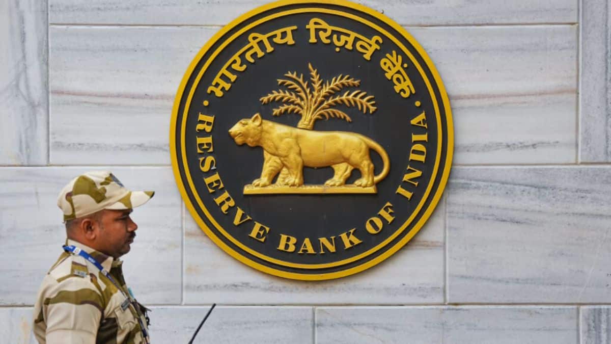 बैंक में जमा किए गए रुपये को लेकर RBI ने दिया बड़ा फैसला, 1 अक्टूबर से लागू हो जाएगा ये नया नियम बैंक में जमा किए गए रुपये को लेकर RBI ने दिया बड़ा फैसला, 1 अक्टूबर से लागू हो जाएगा ये नया नियम