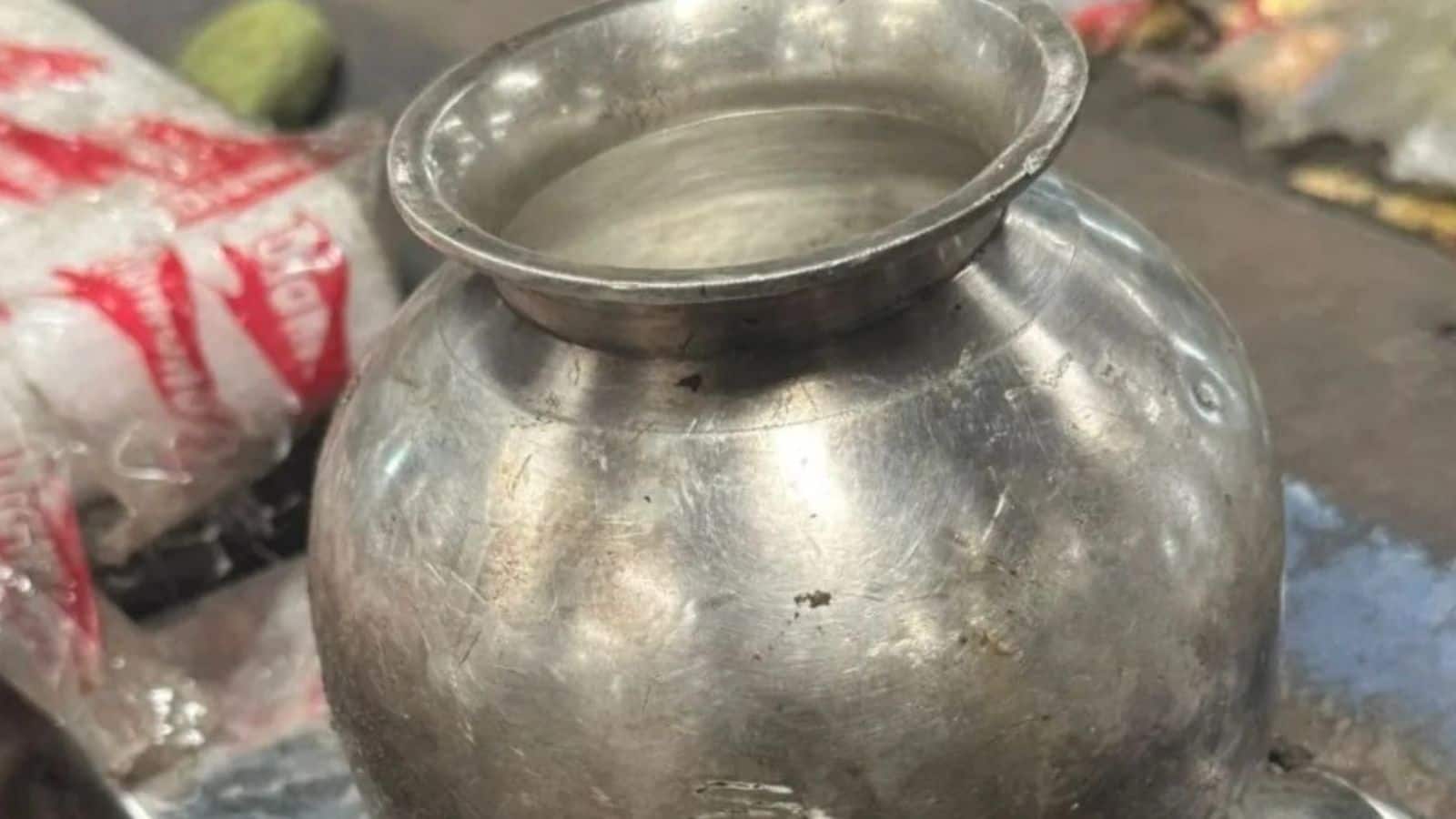 कचरे में फेंक दिया 7 लाख का चांदी का लोटा फिर इंदौर नगर निगम ने इसकी रिकवरी के लिए चला दिया पूरा अभियान कचरे में फेंक दिया 7 लाख का चांदी का लोटा फिर इंदौर नगर निगम ने इसकी रिकवरी के लिए चला दिया पूरा अभियान