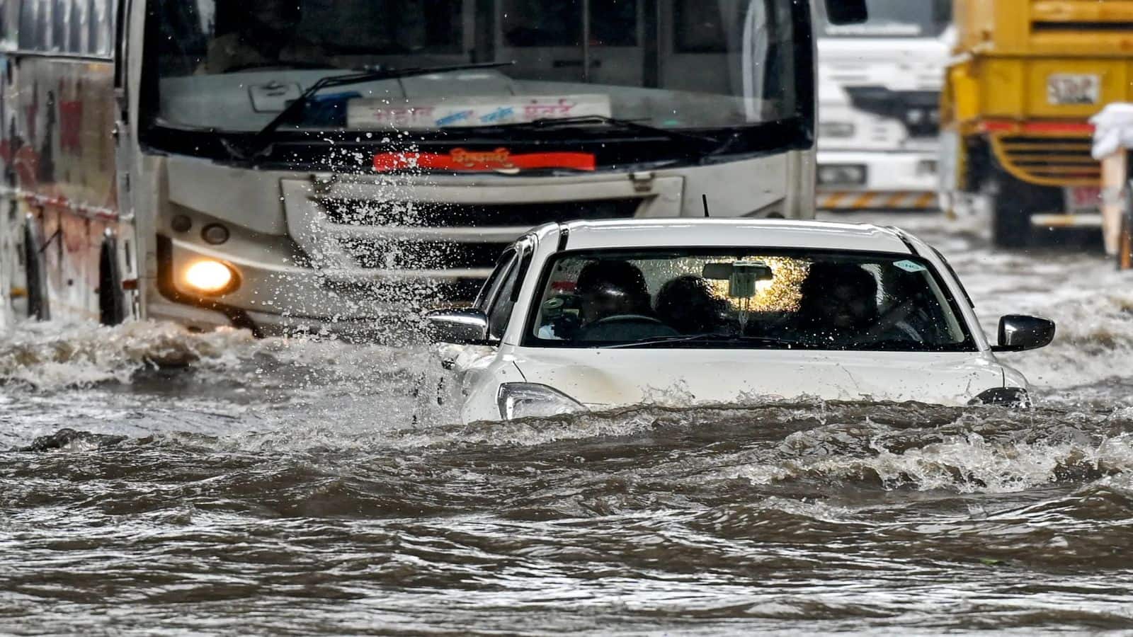 Mumbai Rains: मुंबई में आसमान से बरसी आफत! 6 लोगों की मौत, आज बंद रहेंगे स्कूल-कॉलेज Mumbai Rains: मुंबई में आसमान से बरसी आफत! 6 लोगों की मौत, आज बंद रहेंगे स्कूल-कॉलेज