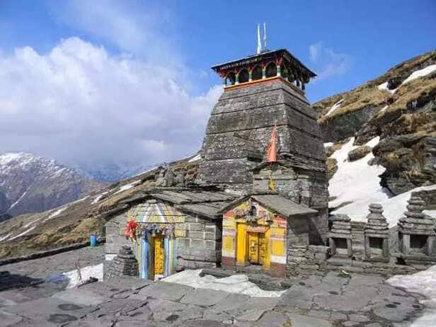पहाड़ों की चोटियों पर बसे भारत के वो मंदिर जहां सिर्फ कदम चलते है!