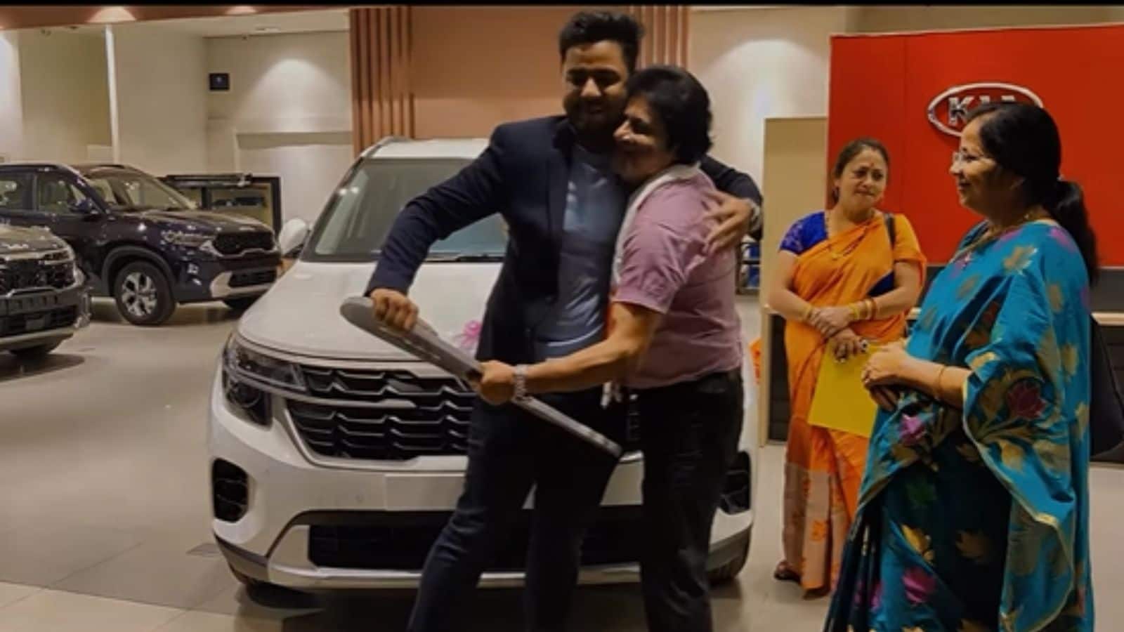 Video: पिता ने बेटे की पढ़ाई के लिए छोड़ी ड्रीम SUV, IIM ग्रेजुएट ने पहली नौकरी में पूरा किया सालों पुराना वादा