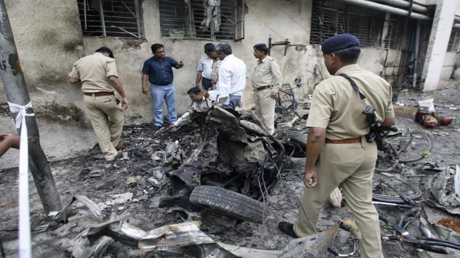 Ahmedabad Serial Blast Case: गुजरात हाई कोर्ट का बड़ा फैसला, 38 दोषियों की फांसी और 11 दोषियों की उम्रकैद की सजा बरकरार रखी Ahmedabad Serial Blast Case: गुजरात हाई कोर्ट का बड़ा फैसला, 38 दोषियों की फांसी और 11 दोषियों की उम्रकैद की सजा बरकरार रखी