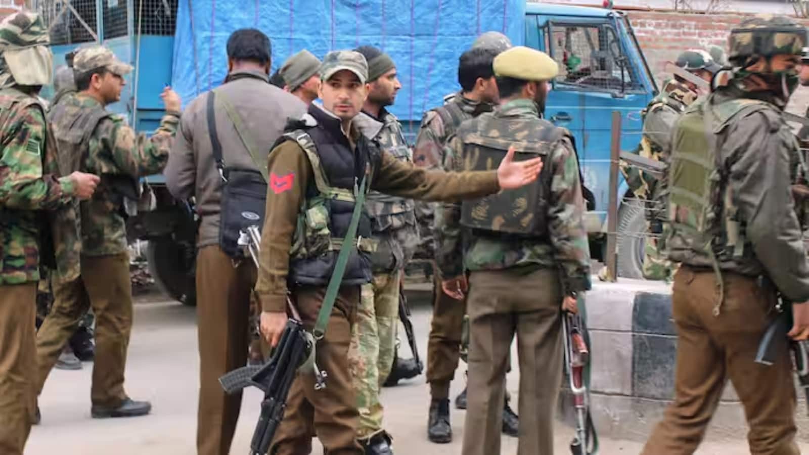 जम्मू-कश्मीर के कुलगाम में प्रवासी मजदूरों पर आतंकियों ने की फायरिंग, एक की मौत, एक घायल जम्मू-कश्मीर के कुलगाम में प्रवासी मजदूरों पर आतंकियों ने की फायरिंग, एक की मौत, एक घायल