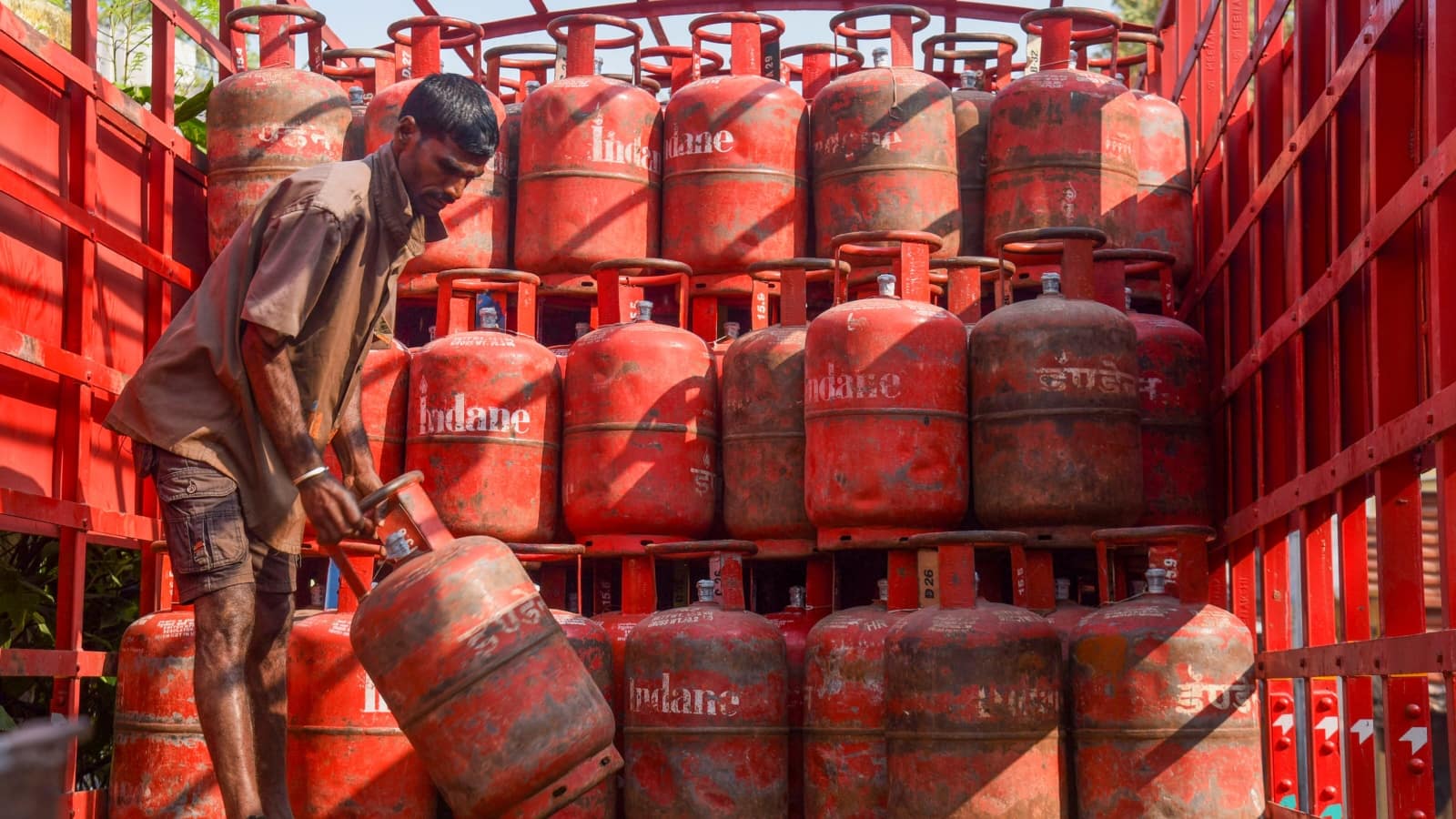 LPG Price Today: दिल्ली से पटना तक क्या है घरेलू और कमर्शियल सिलेंडर के दाम? चेक करें अपने शहर का रेट LPG Price Today: दिल्ली से पटना तक क्या है घरेलू और कमर्शियल सिलेंडर के दाम? चेक करें अपने शहर का रेट