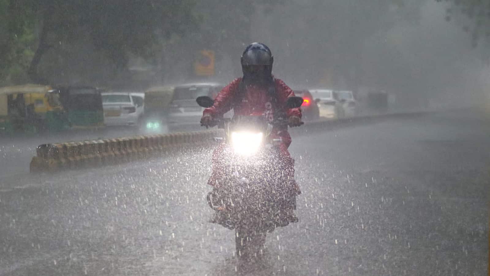 Delhi Weather Update: दिल्ली-NCR में भारी बारिश और ठंडी हवाओं से मौसम हुआ सुहावना, कई इलाकों में भरा पानी Delhi Weather Update: दिल्ली-NCR में भारी बारिश और ठंडी हवाओं से मौसम हुआ सुहावना, कई इलाकों में भरा पानी