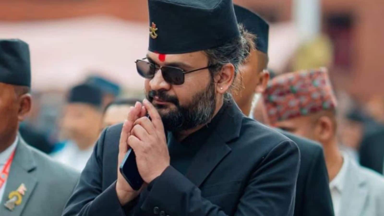 Balen Shah: संसद में भी अपने ट्रेडमार्क स्टाइल में दिखेंगे नेपाल के PM! काला चश्मा पहनने की मिली इजाजत, जानें वजह Balen Shah: संसद में भी अपने ट्रेडमार्क स्टाइल में दिखेंगे नेपाल के PM! काला चश्मा पहनने की मिली इजाजत, जानें वजह