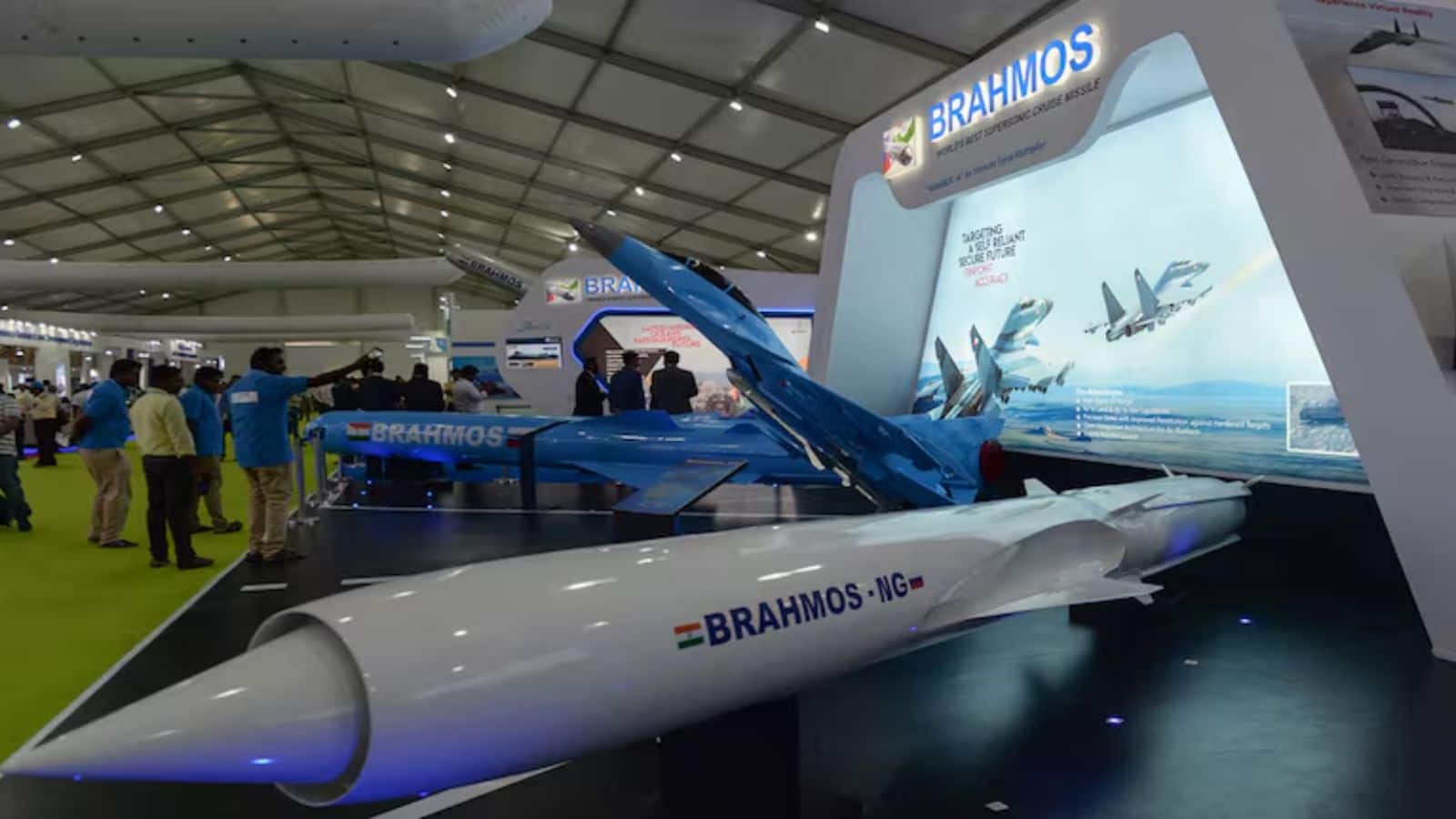 आधी वजनी लेकिन दोगुनी घातक! भारत की BrahMos-NG के सामने दुश्मन के एयर डिफेंस फेल, जानिए ब्रह्मोस और NG में क्या है फर्क आधी वजनी लेकिन दोगुनी घातक! भारत की BrahMos-NG के सामने दुश्मन के एयर डिफेंस फेल, जानिए ब्रह्मोस और NG में क्या है फर्क