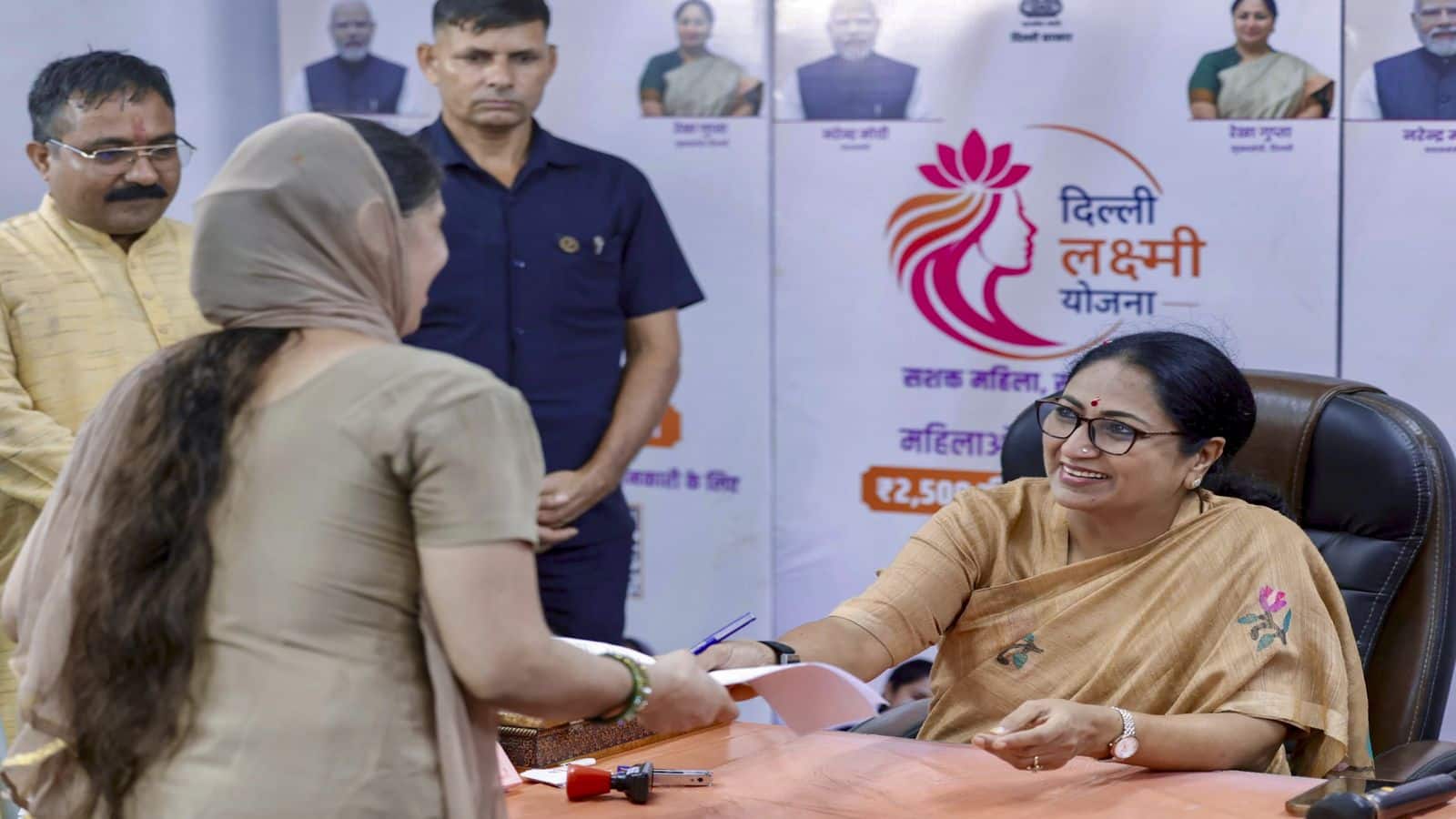 दिल्ली लक्ष्मी योजना के तहत 26 अगस्त से बांटे जाएंगे सैंक्शंस लेटर, महिलाओं के खाते में इस दिन से आएंगे ₹2,500! दिल्ली लक्ष्मी योजना के तहत 26 अगस्त से बांटे जाएंगे सैंक्शंस लेटर, महिलाओं के खाते में इस दिन से आएंगे ₹2,500!